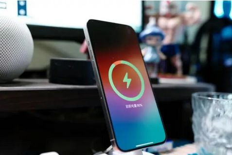 横峰苹果15换屏服务分享用什么充电器给iPhone15充电更好 